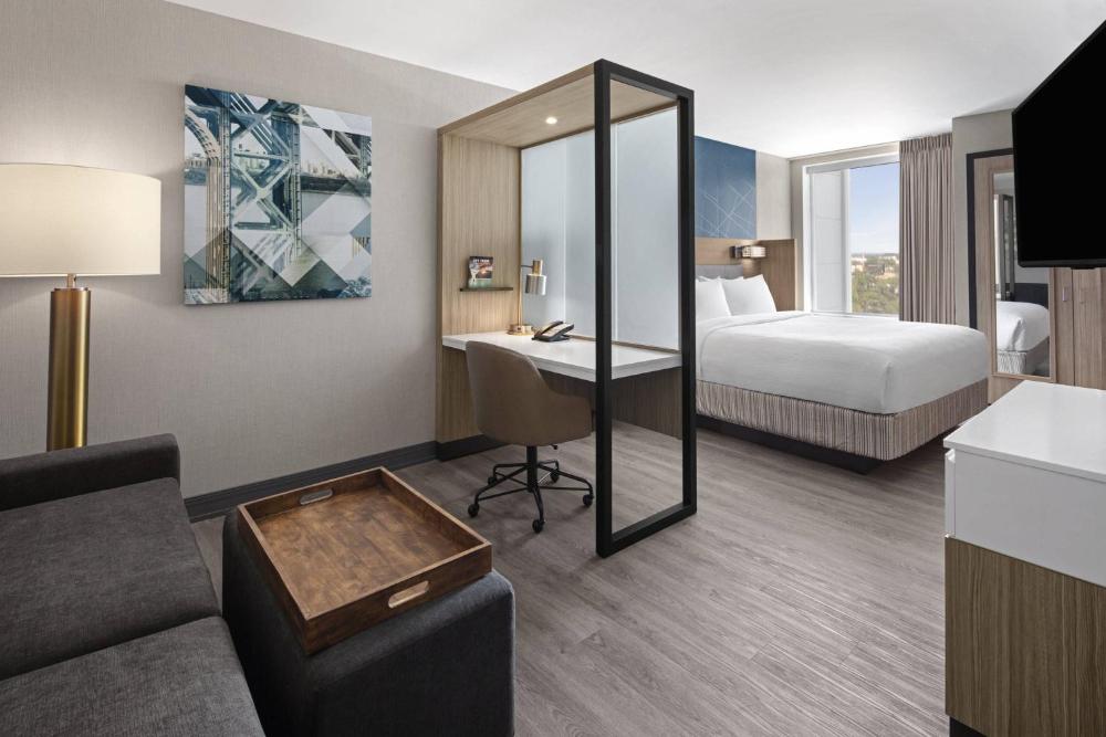 Guest room with 1 King, Trundle bed, City view interior